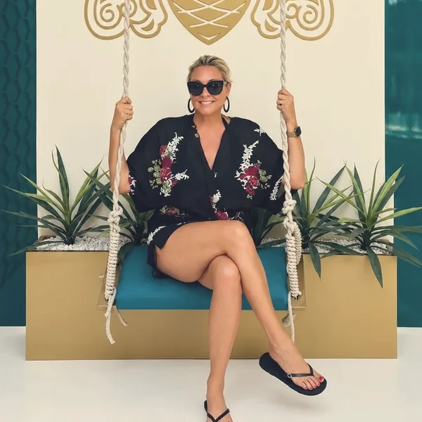 Stacey auf einer Schaukel im Urlaub