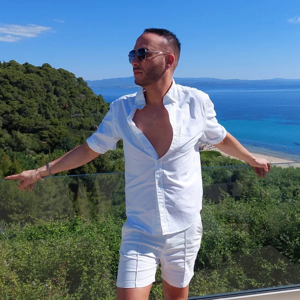 Glücklicher Kunde mit Spray Tan