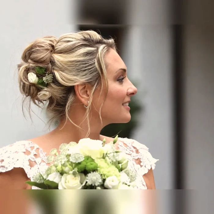 Braut im Spitzenkleid mit Brautstrauß
