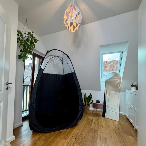 Das Studio mit professionellem Spray-Zelt