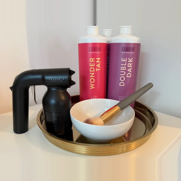 Airbrush-Gerät, Spray-Tan-Lösungen und Finishing-Pinsel im Studio