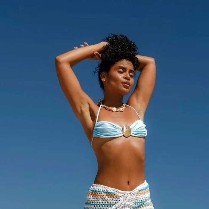 Frau im Bikini mit sonnengeküsster Bräune